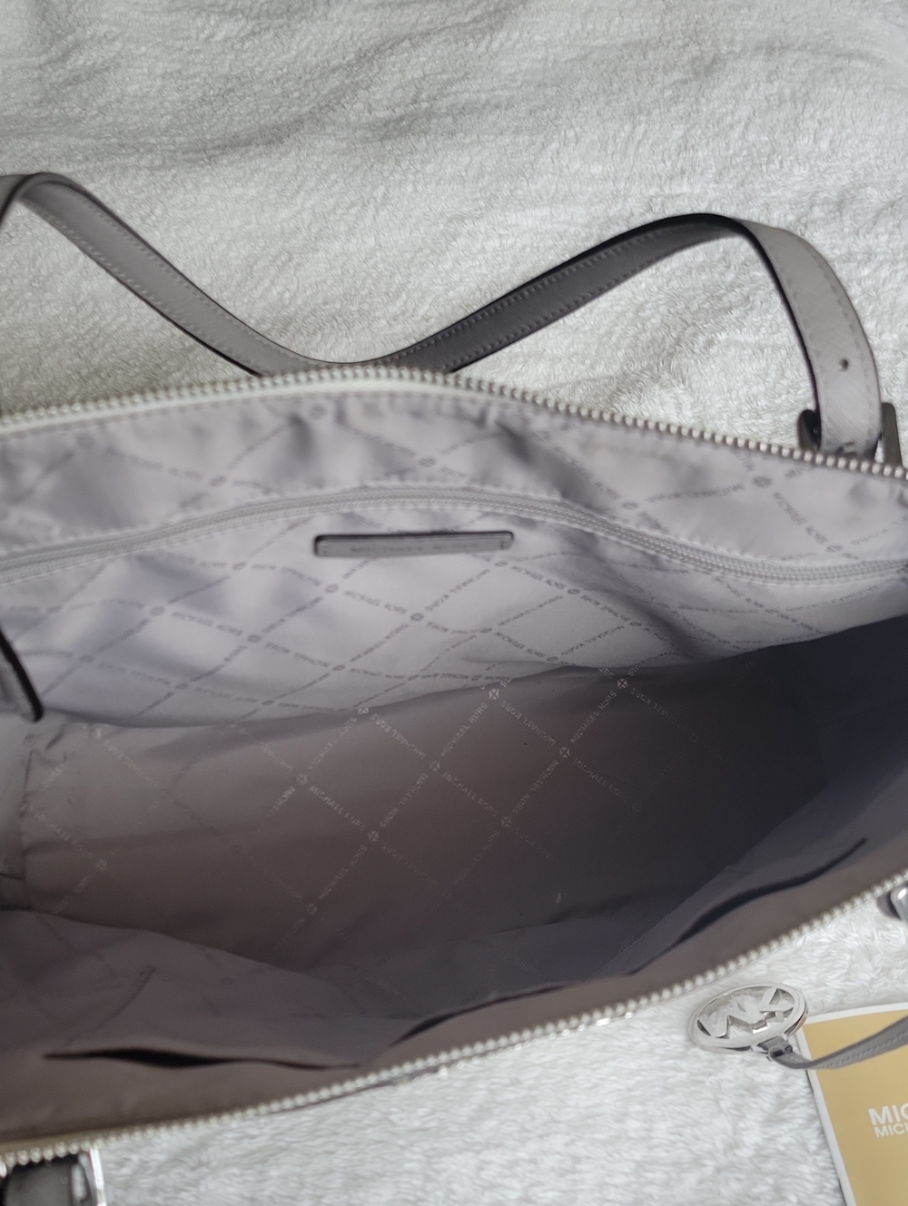 Michael Kors White and Light Gray Logo Tote ✨️✨️✨️EUC✨️✨️✨️ - Picture 6 of 16